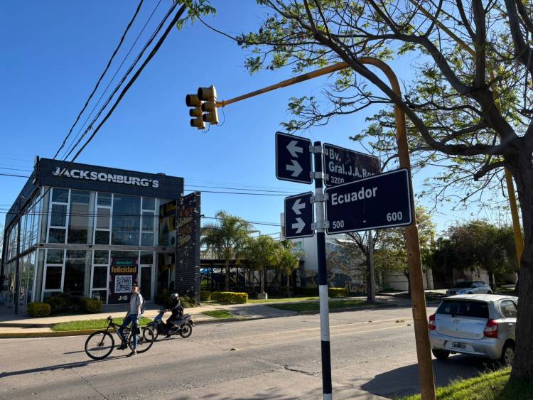 Trasladan los semáforos de Av. Trigueros y cambia de circulación calle Ecuador 
