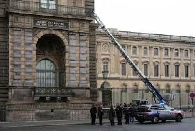 Difunden imágenes de los ladrones con el botín del Louvre