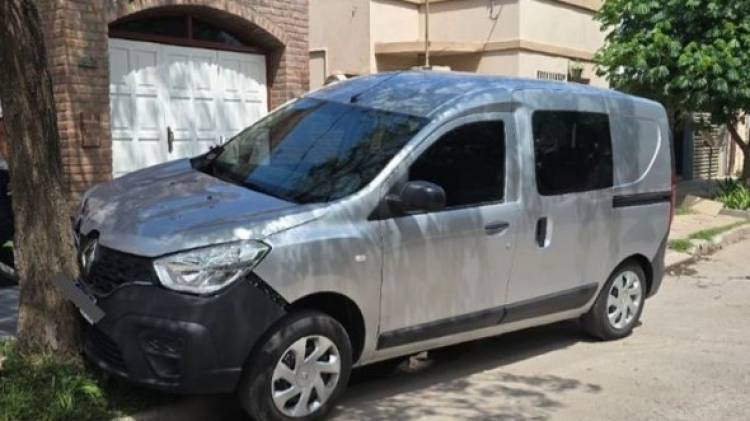 Barrio Roca: se durmió al volante y su camioneta terminó contra un árbol