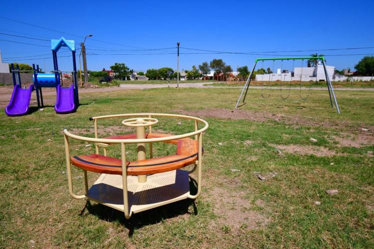 De minibasural a espacio de juegos: recuperan un sector en barrio 20 de Junio