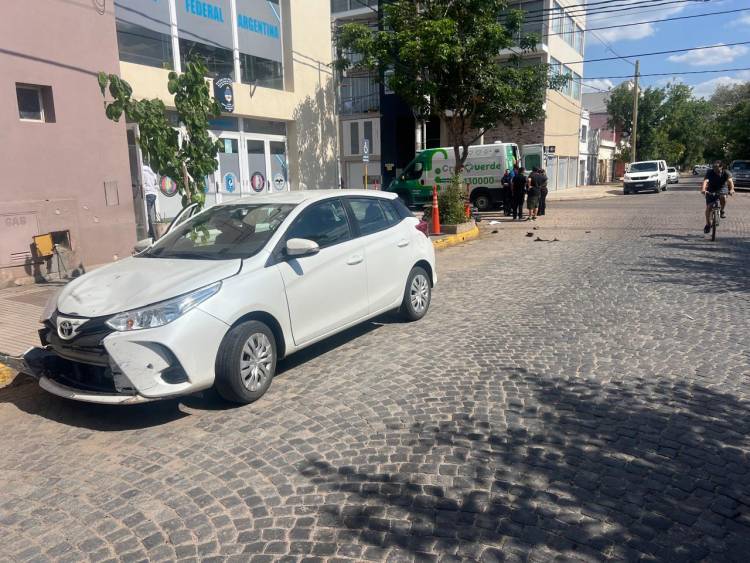 Un motociclista resultó con lesiones gravísimas tras colisionar con un automóvil