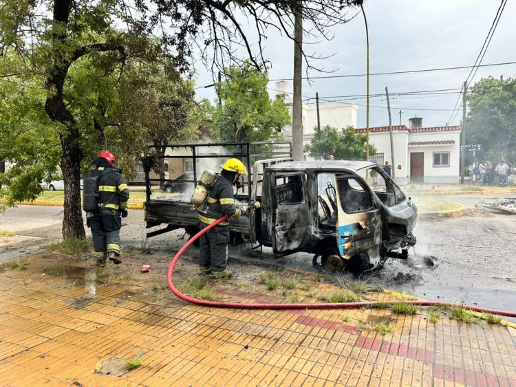 Dos dotaciones trabajaron para extinguir un incendio de vehículo