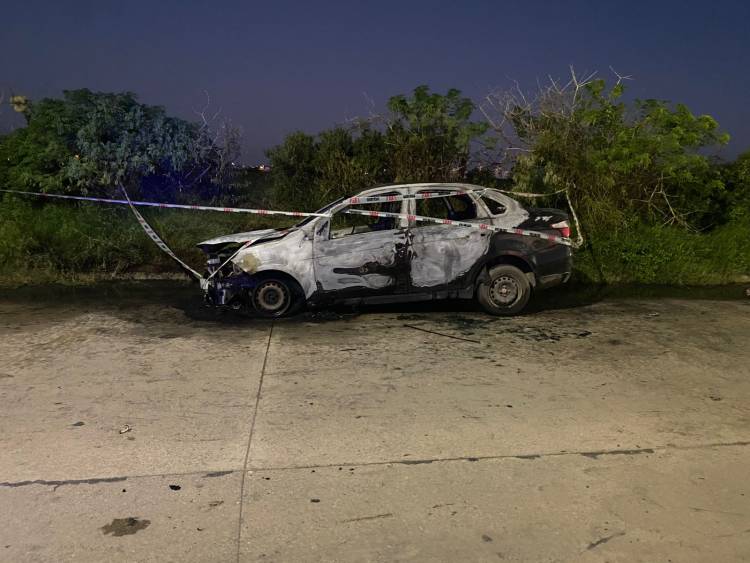 Incendio vehicular en Av. de la Universidad: un auto fue consumido por las llamas