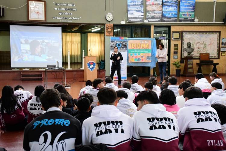 Estudiantes de sexto año se capacitan en el programa “Ojos en alerta”