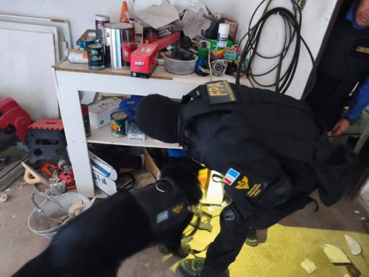 Desbarataron una banda familiar que realizaba delivery de drogas y hay cuatro detenidos
