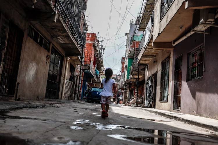 Casi 6 de cada 10 niños son pobres en la Argentina y el 30 % no come regularmente, según la UCA