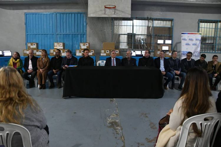 En San Francisco Llaryora entregó netbooks y anunció dos mil millones de pesos para financiar la educación técnica provincial