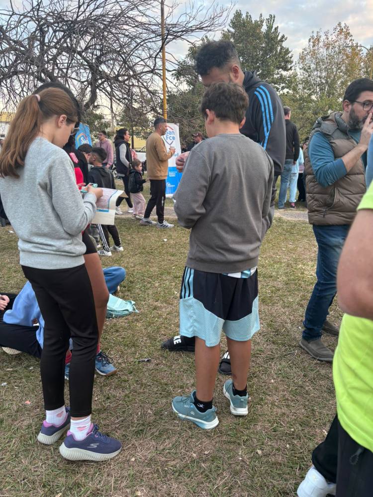 Sigue el furor por el álbum del Mundial: realizaron jornada de intercambio de figuritas en plaza Vélez Sarsfield