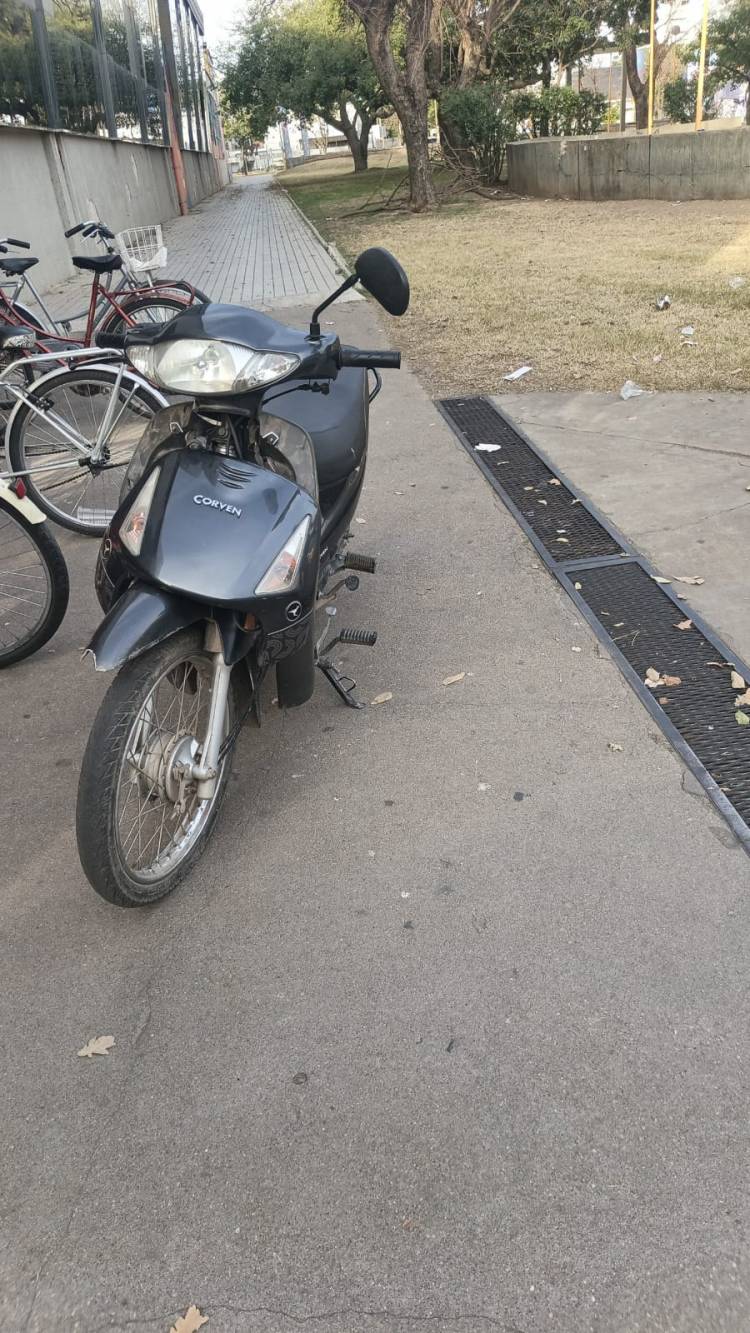 Recuperaron una motocicleta abandonada en el estacionamiento del Pingüino y dieron con su propietaria