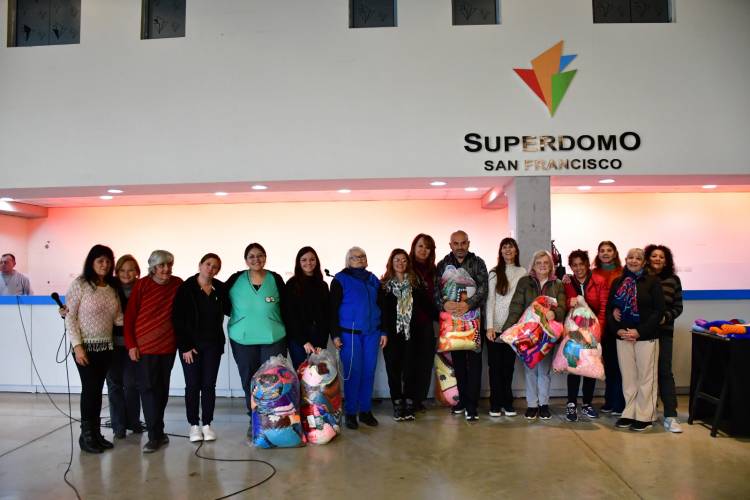 Se concretó la primera entrega de abrigos del Programa ‘Al frío le ponemos corazón’