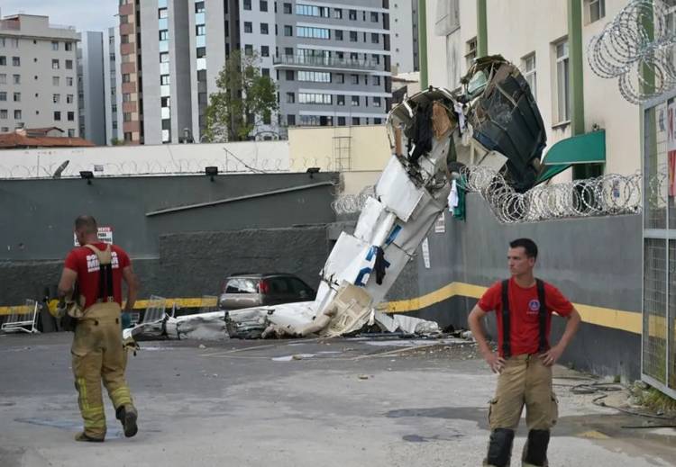 Tragedia aérea en Brasil: tres muertos tras el choque de una avioneta contra un edificio residencial