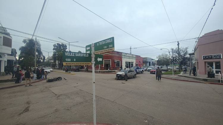 Una adolescente resultó herida tras un choque entre una camioneta y una motocicleta en Balnearia