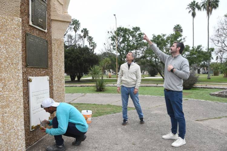 Las esculturas de Plaza Vélez Sarsfield recuperan su color original como parte de su restauración